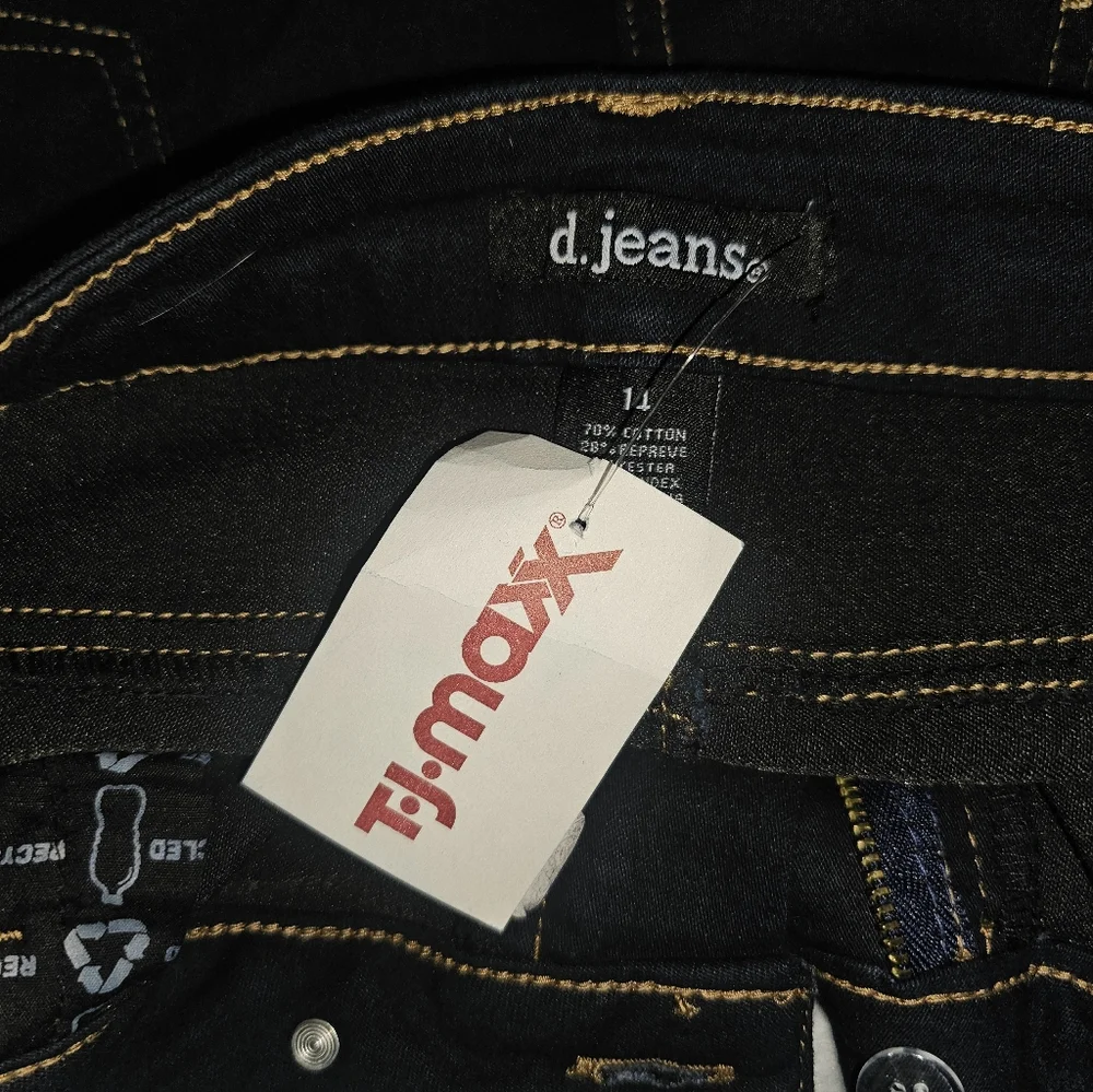 d. jeans Women's Dark Blue Jean Shorts - Picture 3 of 4
